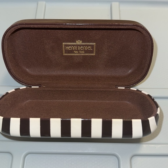 Henri Bendel Sunglass Case with Dustbag - Picture 3 of 4